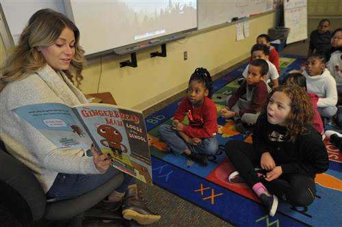 A teacher reads Gingerbread Man to students